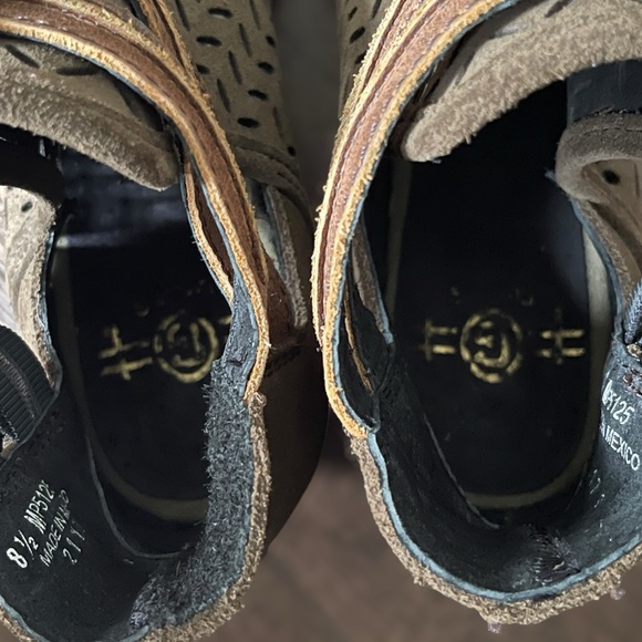 CIRCLE G Laser Cut Suede Ankle Booties •Size 8.5 • Women - Picture 15 of 16